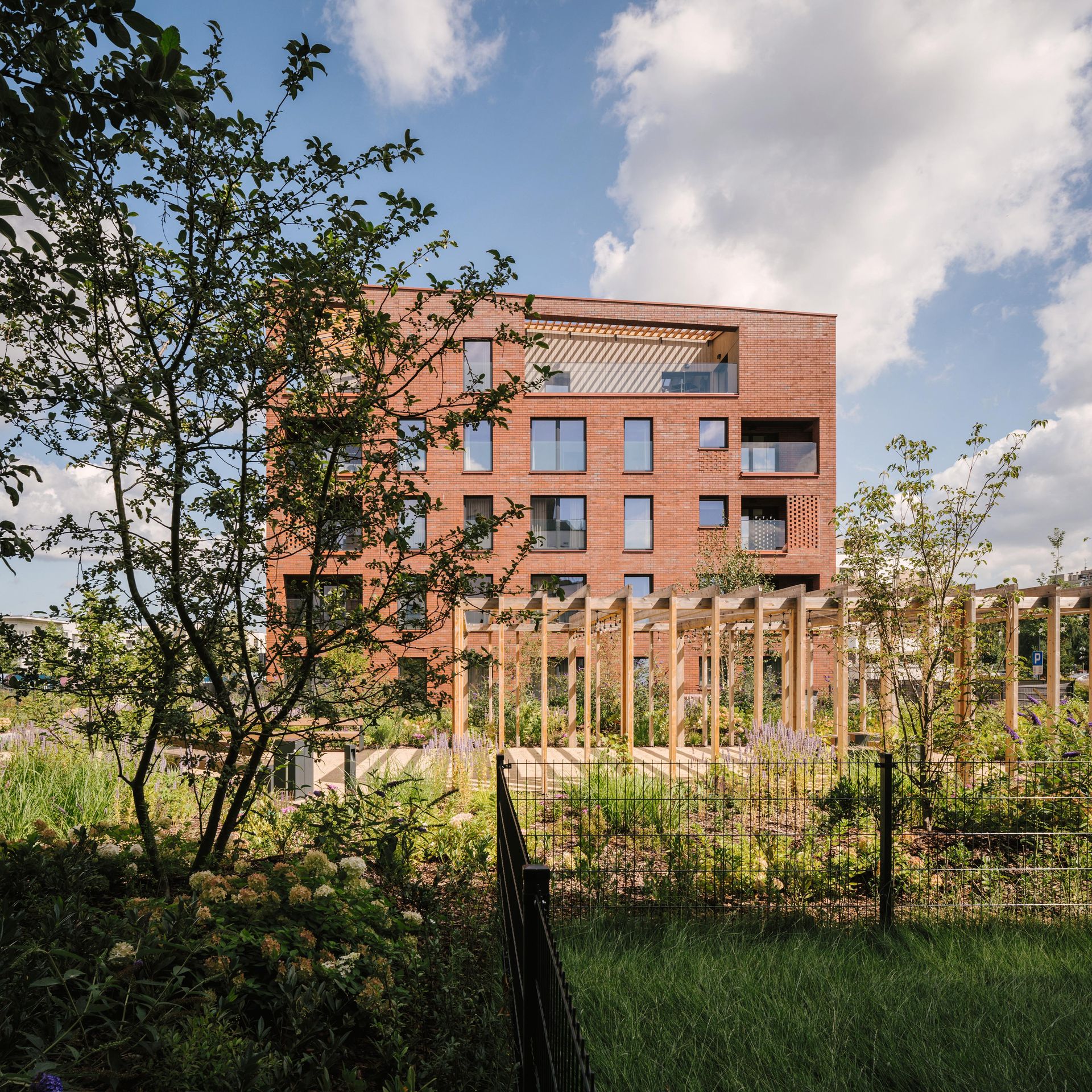 Ceglana elewacja punktowca