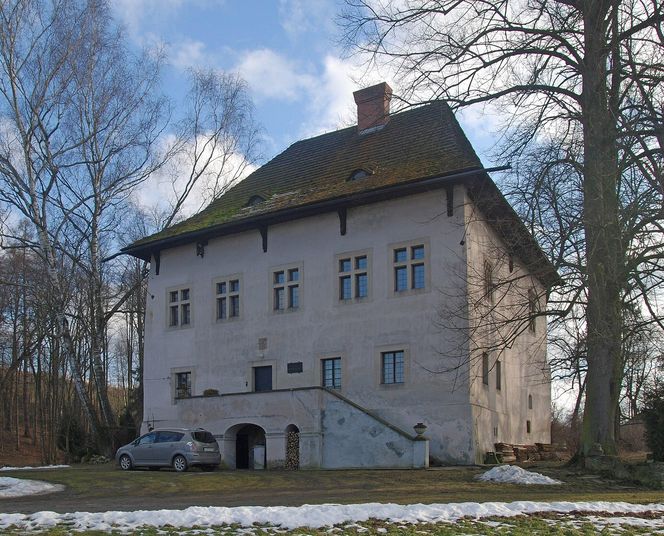 To jeden z najstarszych dworów obronnych w Małopolsce. Wzniesiono go w sławnej wsi