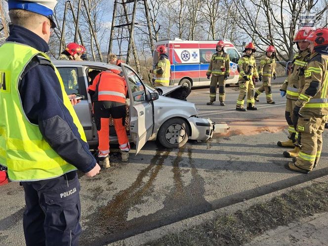 Kierująca straciła przytomność i doprowadziła do czołowego zderzenia. Trzy osoby poszkodowane