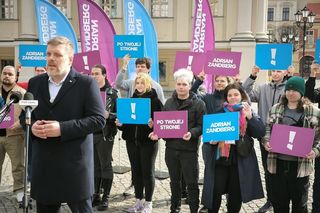 Adrian Zandberg w Lesznie: skromna frekwencja, mocne słowa o służbie zdrowia i konkurentach