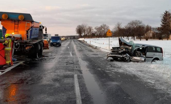 Tragedia na drodze w woj. lubelskim. Samochód osobowy zderzył się z pługopiaskarką