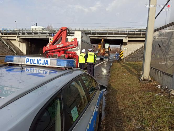 Kierowca źle ocenił rozmiar i utknął. Pomogli mu strażacy