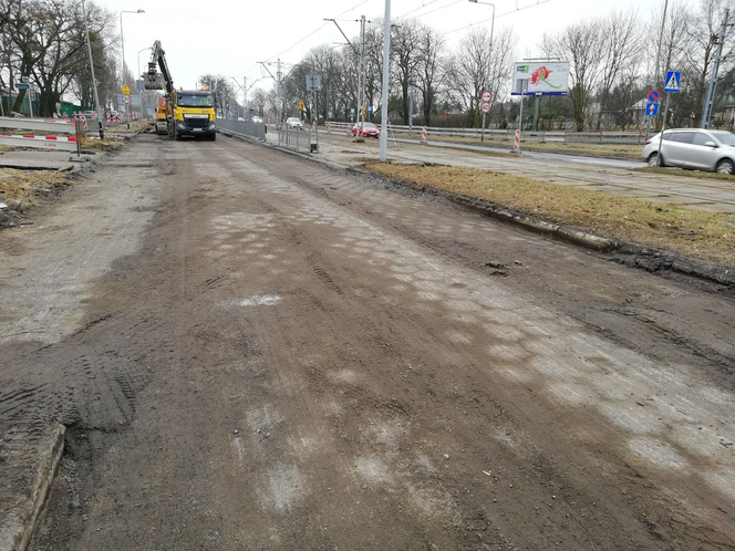 Podbudowa betonowa (trylinka) jezdni wyjazdowej al. Wojska Polskiego po sfrezowaniu warstw bitumicznych