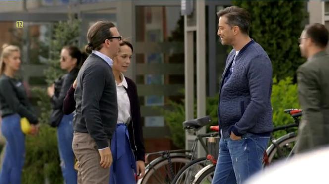 Na dobre i na złe odc. 713. Julka Burska (Aleksandra Hamkało), Marcin Molenda (Filip Bobek), Artur Bart (Piotr Głowacki)