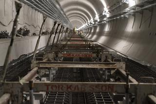 Metro na Bródnie weszło w kolejny etap. Wykonawca kładzie tory w tunelu