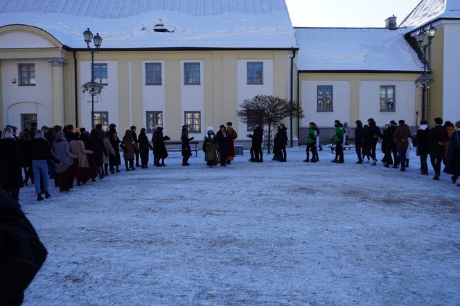 Studniówka miejska w Białymstoku. Prezydent wraz z maturzystami zatańczyli poloneza