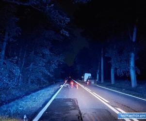 BMW zmiotło rowerzystę z drogi. Cyklista jechał w  nocy beż żadnych świateł