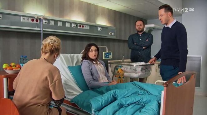 Barwy szczęścia odc. 1902. Małgorzata (Adrianna Biedrzyńska), Natalia (Maria Dejmek), Maciek Wilk (Adam Szczyszczaj)