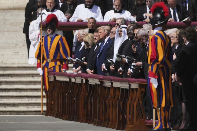 Gafy polityków na pogrzebie papieża Franciszka! Telefony i stroje