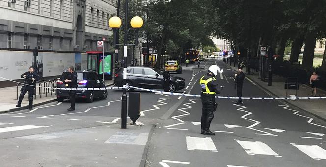 Samochód wjechał w bariery przed parlamentem w Londynie