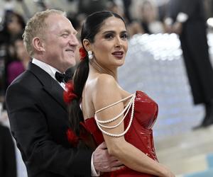 Tak 56-letnia Salma Hayek świętuje dzień bikini. Macha biustem do aparatu, fani wzruszeni