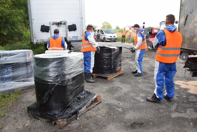 Usuwają bezczki z chemikaliami w Szczurach przy krajowej "11"