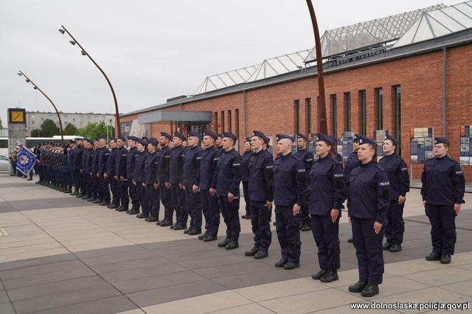 Dolnośląska policja przyjęła aż 37 nowych funkcjonariuszy. Zobacz zdjęcia i nagranie ze ślubowania