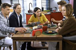 Barwy szczęścia, odc. 2126. Julita (Katarzyna Sawczuk), Urszula (Bożena Stachura), Władek (Przemysław Stippa), Darek (Andrzej Niemyt)