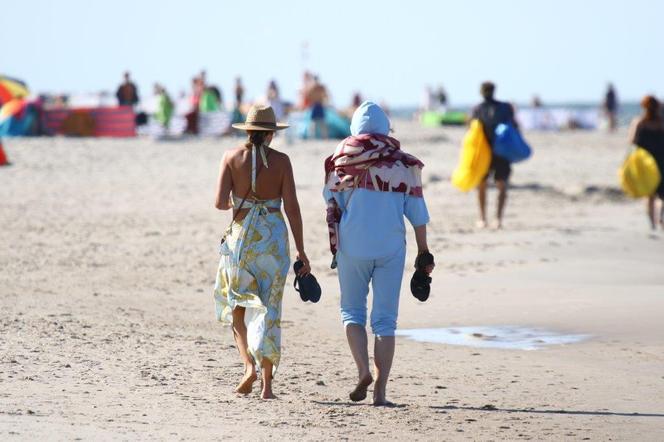 Grażyna Szapołowska i Dorota Goldpoint na plaży 