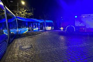 Tajemniczy wypadek na ul. Bydgoskiej w Toruniu. Auto zderzyło się z tramwajem