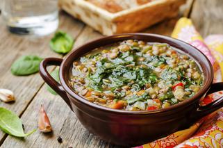 Zupa ze szpinaku i soczewicy: przepis na pożywne danie nie tylko dla wegetarian