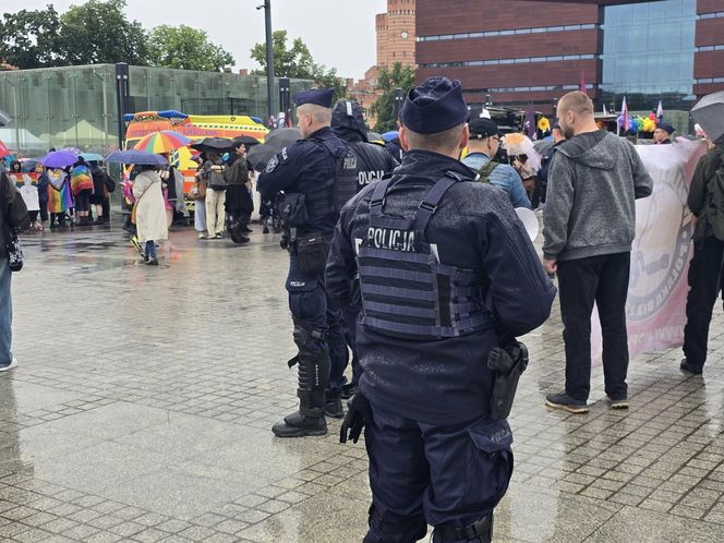 Wystartował Wrocławski Marsz Równości. Na trasie pojawili się przeciwnicy 