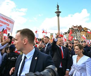 Uroczyste wejście Pary Prezydenckiej do Pałacu Prezydenckiego. Przemarsz ulicami Warszawy