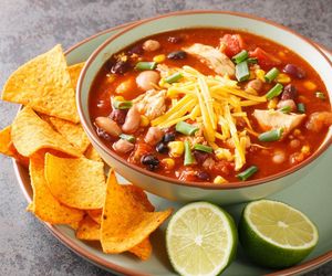 Przepis mam z meksykańskiej restauracji. Treściwa zupa z kurczakiem smakuje znakomicie i rozgrzewa 