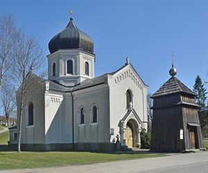 To dawna wieś królewska w Małopolsce. W pobliżu cerkwi wydobywano ropę naftową