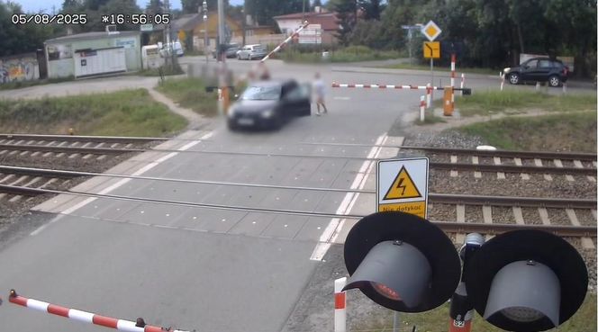 Volvo z dziećmi w środku uwięzione między rogatkami