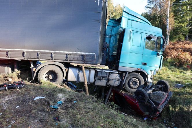 Ciężarówka zmiażdżyła auto nauki jazdy