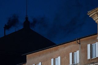 Co się dzieje w Watykanie? Czarny dym unosił się nad Kaplicą Sykstyńską  [WIDEO]