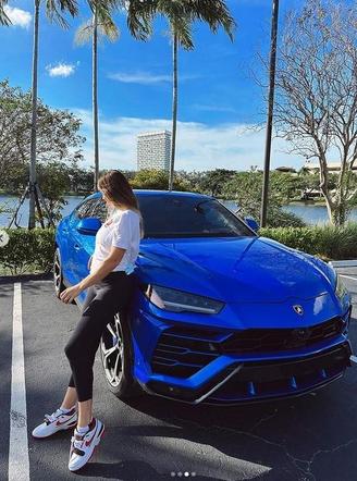 Aryna Sabalenka ma Lamborghini Urus, a Iga Świątek ma Posrche Panamera