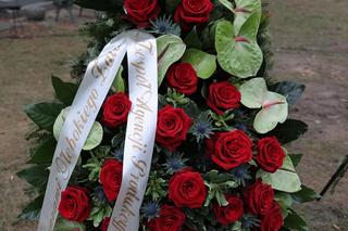 Wzruszające napisy na szarfach na pogrzebie Emiliana Kamińskiegos