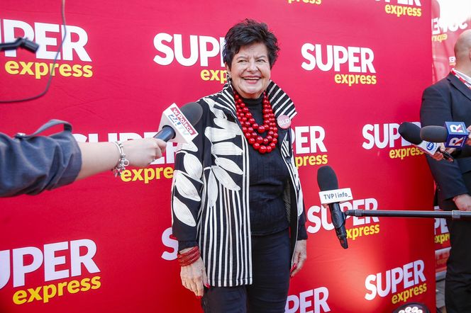  Joanna Senyszyn w czerwonych koralach  