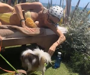 Doda w skąpym kostiumie prezentuje swoje wdzięki. Co za figura!