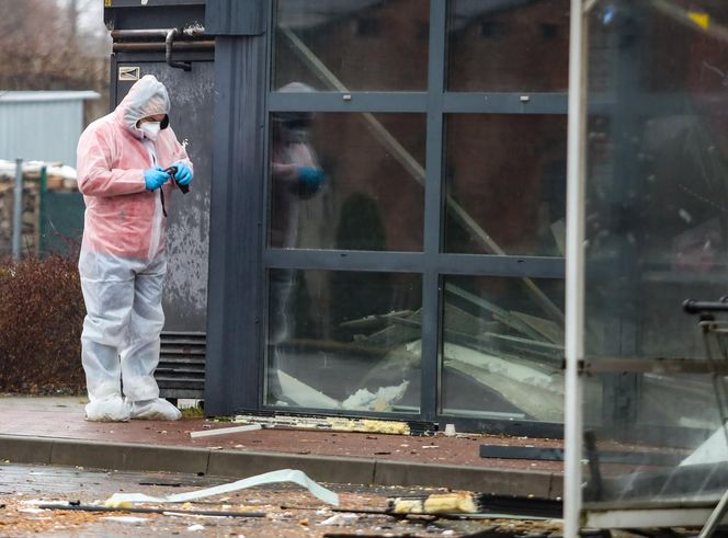 Huk, chaos i... pusta kasa! Złodzieje wysadzili bankomat i uciekli bez łupu!