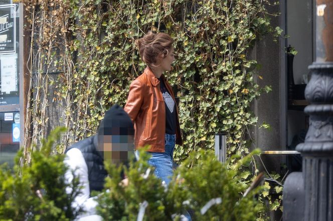 Małgorzata Socha stroi miny przy bajglu