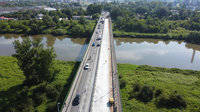Kierowca BMW ugrzązł w świeżym betonie na moście nowohuckim
