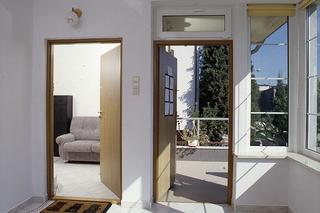 Drzwi do domu: Jakie drzwi do białych okien? Ekspert radzi