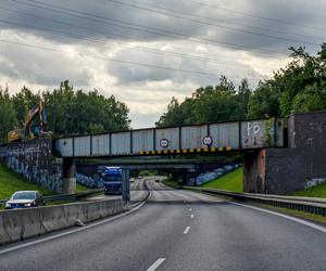 DK88: trwa rozbiórka wiaduktu kolejowego. Utrudnienia na trasie Bytom - Zabrze - Gliwice