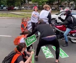 Gazem i gaśnicą w aktywistów. Kierowcy dostali furii. Blokada Czerniakowskiej wymknęła się spod kontroli