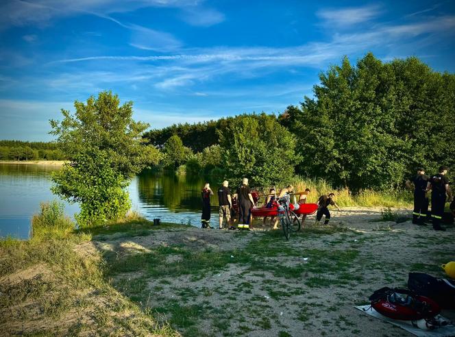 Tragedia pod Chojnowem. Młody mężczyzna utonął w stawie 