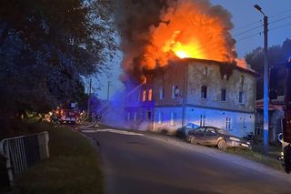 Dramatyczny pożar na Dolnym Śląsku. Mężczyzna ewakuowany przez okno, budynek doszczętnie zniszczony