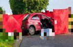 Tragedia w Storkowie: Opel Corsa roztrzaskał się na drzewie. Dwie osoby nie żyją