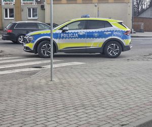 Nastolatki uderzyły w drzwi.