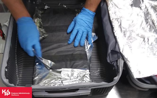 Warszawa. 4 kg heroiny ukryte w dnie walizki