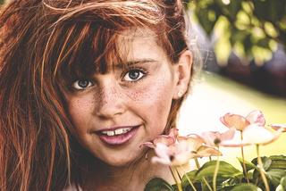 Masz dołeczki w policzkach, piegi lub pieprzyka przy ustach? Sprawdź co to oznacza!