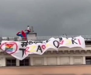Szok w Gliwicach. Dwóch Spider-Manów rozwiesiło na dachu baner Byle nie Trzaskowski