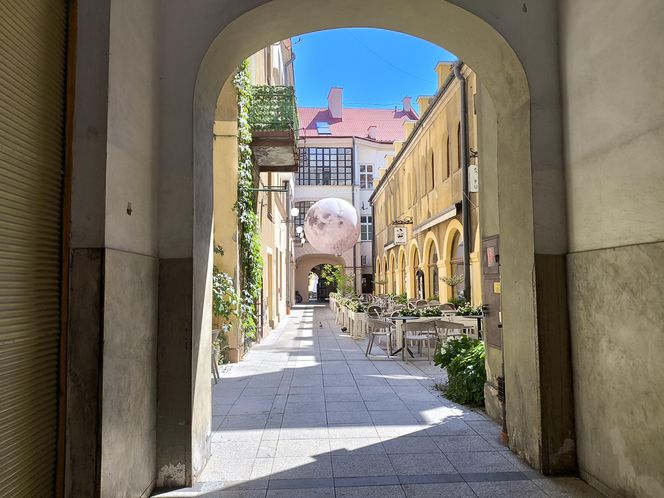 Tarnów ma swój Księżyc! Niezwykła instalacja pojawiła się w Pasażu Tertila