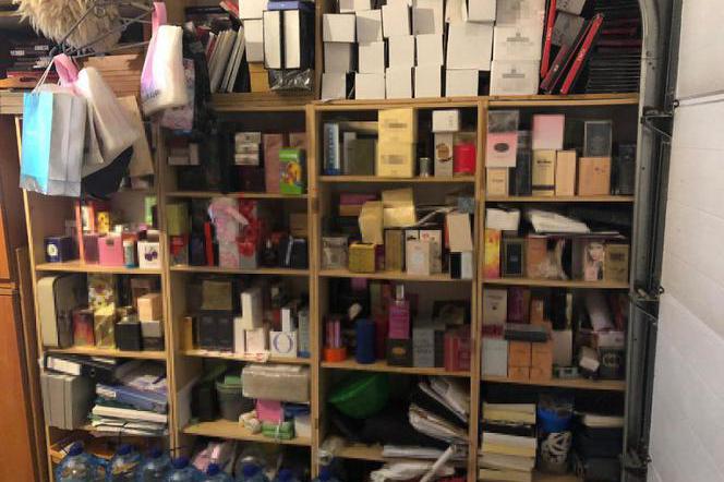 Policja zamknęła profesjonalną fabrykę podróbek w Markach: Produkowali odzież i perfumy 
