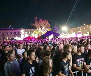 Posadzili drzewa, a następnie dali gorący koncert. Finał akcji zespołu Nocny Kochanek w Skarżysku