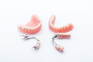 7 porad, jak dbać o protezę zębową
