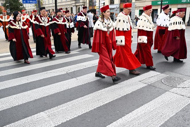 Inauguracja nowego roku akademickiego w Lublinie. Symbolicznie przemaszerowano przez centrum miasta